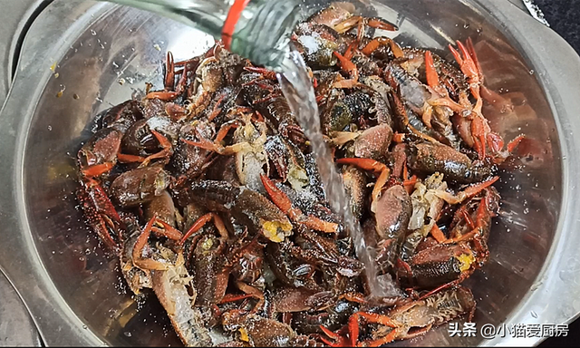 小龙虾的做法大全 蒜蓉小龙虾六步做法，小龙虾的做法大全（就是汤汁拌饭也特别香）
