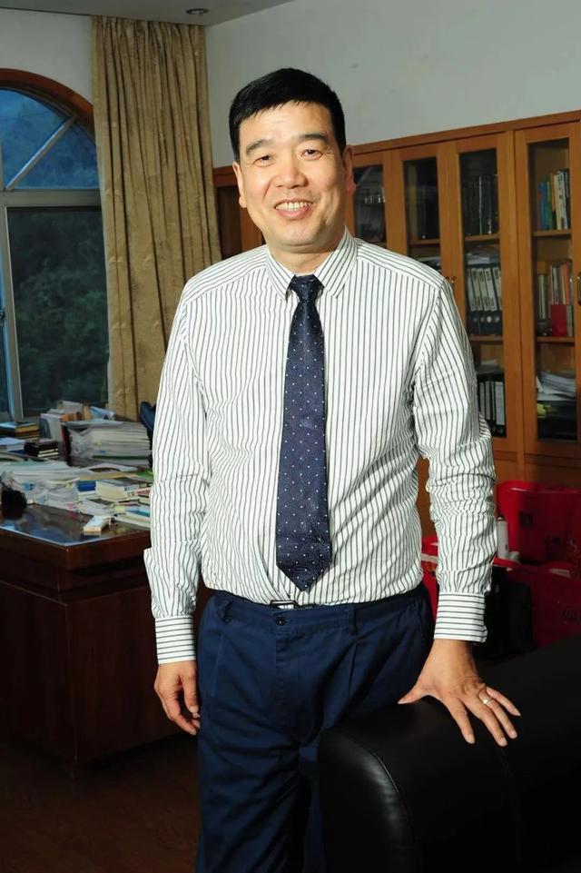 浙江宁波“鄞州首富”：23岁进国企，一手创办百亿A股，身价160亿