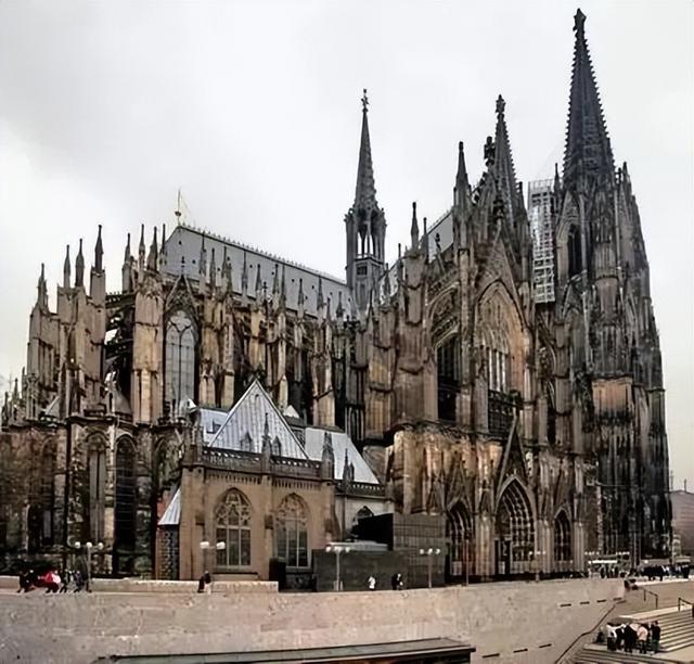 或者是一群对黑暗美学有亲和力的现代人,但哥特式建筑风格在历史上给