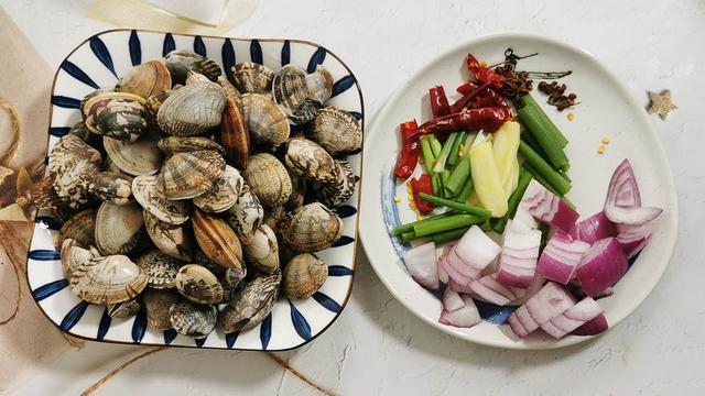 蛤蜊和花甲的区别，蛤蜊是不是花甲（少吃猪肉多吃花甲）