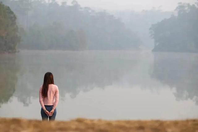 男生对独来独往的女生的看法，喜欢独来独往的女生是啥性格（喜欢独来独往的女人）