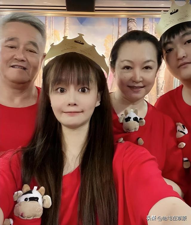 56岁赵本山全家福，他却满头白发斗鸡眼与儿子一模一样
