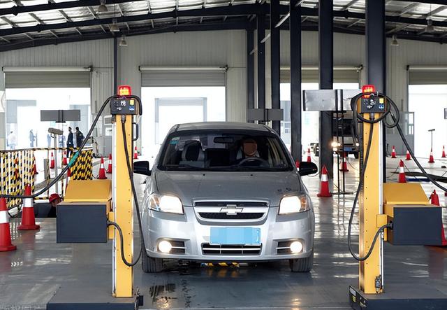 汽车首检项目有哪些，汽车首检项目有哪些东西（年检怎么看有效期）