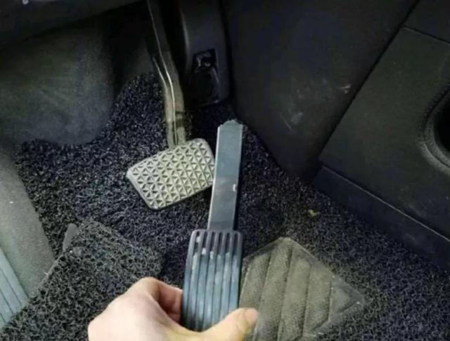 手动挡刹车油门位置，油门和刹车的位置（油门和刹车应该怎么踩）