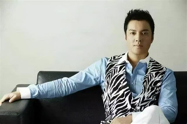 乌龙闯情关主题曲，抖音最火100首歌曲（歌红人不红的9位歌手）