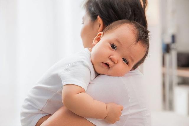 宝宝认母晚上的表现，婴儿几个月开始只找自己妈妈（就代表能认出妈妈了）