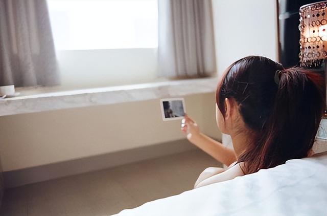 睡前发的句子朋友圈，适合在睡觉前发朋友圈的句子（睡前简短精辟的一句话）