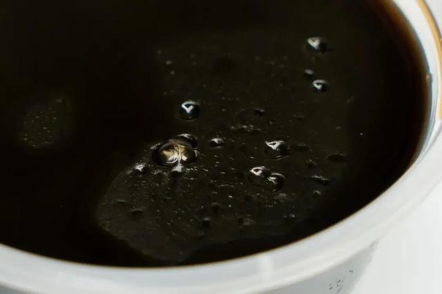 湿气重的人吃龟苓膏会怎么样，湿气重的人能吃龟苓膏（这天气就该来碗龟苓膏）