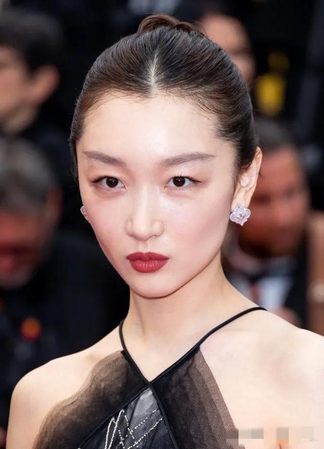 周冬雨多少岁了今年多大，32岁周冬雨被质疑面相变了