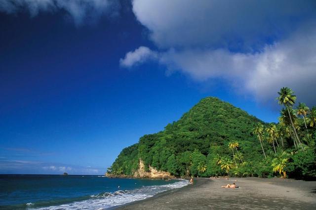 世界十大海滩旅游胜地，世界十大海滩旅游胜地排名（不同地方的大海颜色差异巨大）