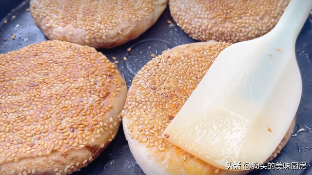 香酥芝麻烧饼的做法和配方，正宗油酥烧饼的做法和配方（分享自制麻酱烧饼）