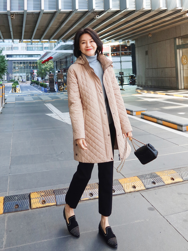 女性服饰搭配技巧图片，女生穿衣服搭配技巧图片（女人到了奔五奔六的年纪）