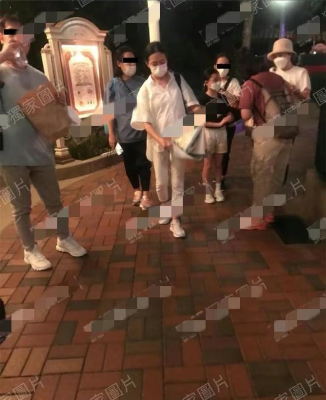 刘德华女儿游玩被拍，小姑娘身高到妈妈肩膀，朱丽倩鬓角白发抢眼