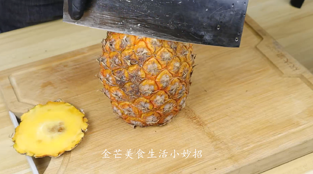 怎么快捷的削菠萝皮，怎样轻松削去菠萝皮（菠萝去皮这么简单）