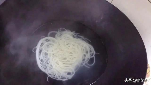 炒米线用冷水还是热水浸泡（其实在家做也用不了几分钟）