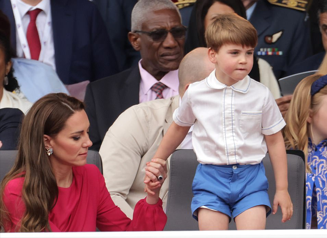 一岁小公主生日祝福语，小公主的生日祝福语有哪些（皮肤白皙长得像哈里）