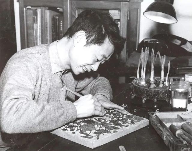 名人笑对挫折的事例简述，名人挫折的简短小故事50字左右（黄永玉：人只要笑，就没有输）