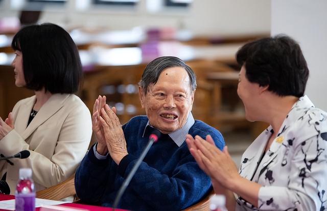 达令是什么意思，达令是什么意思含义（好友曝杨振宁再婚后得过三场重病）