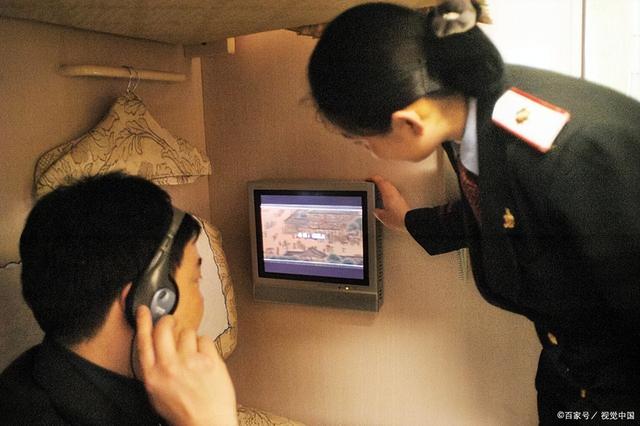 火车晚上几点熄灯，火车晚上几点熄灯几点开灯（与列车播音时间同步）