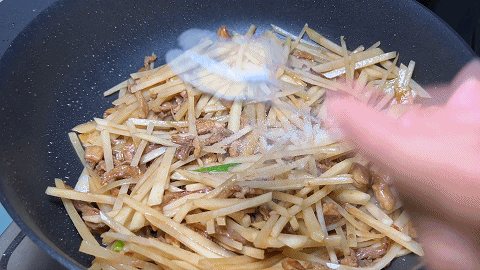 肉炒土豆丝怎么炒好吃，土豆丝炒肉怎样炒好吃（土豆肉丝在家这样做）