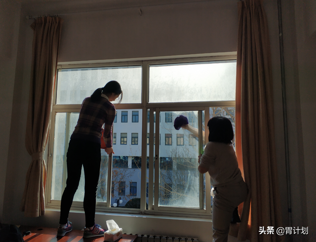 擦玻璃方法及步骤，擦玻璃的诀窍（教你几个简单方法）