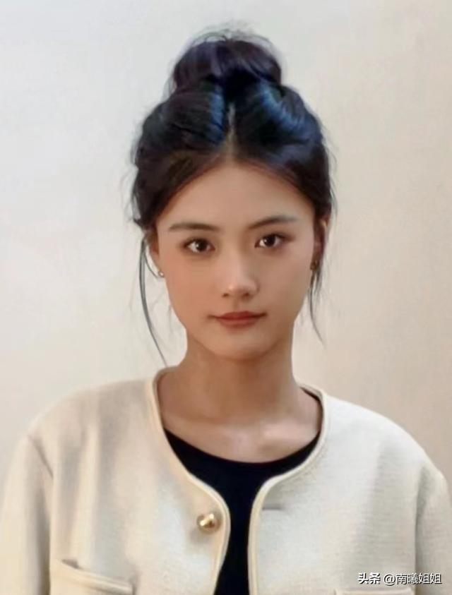 长发怎么扎好看，长直发怎么扎发型好看（今年流行这3种“高颅顶扎发”）