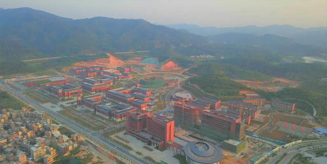 广东理工学院鼎湖校区，广东理工学院鼎湖校区有什么专业（广东这些大学竟然这么偏僻）