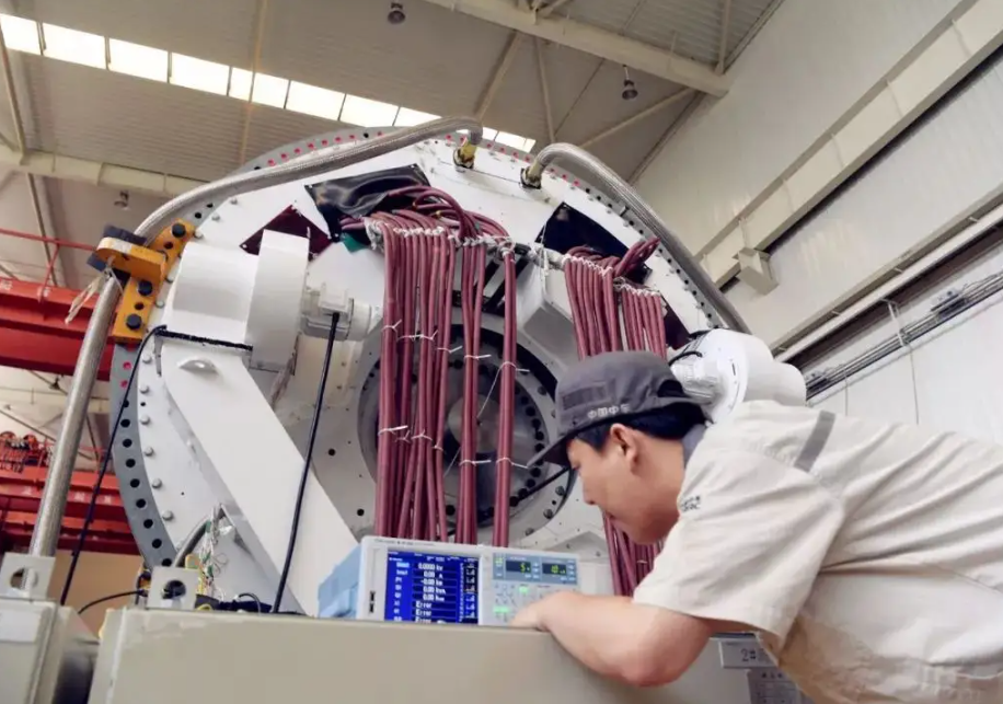 风力发电机中主要包含了叶片,轮毂,机舱和塔架等部分,不同的风力发电