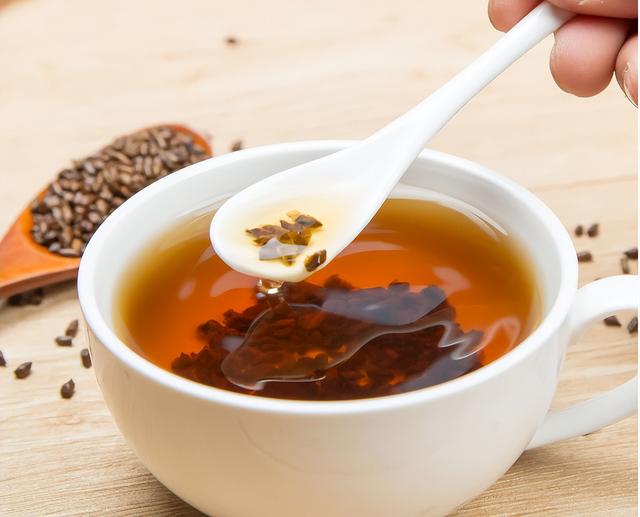 决明子菊花枸杞茶的功效与作用，决明子菊花茶枸杞的功效与作用（建议大家常饮4款“消暑茶”）