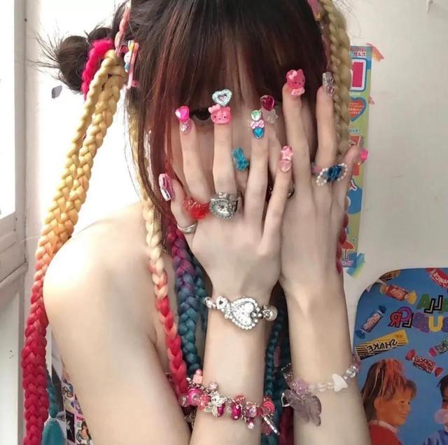 人们把难言的爱都埋入土壤里，微信头像，人们把难言的爱都埋入土壤里（女头‖说出你最爱的那句歌词吧）