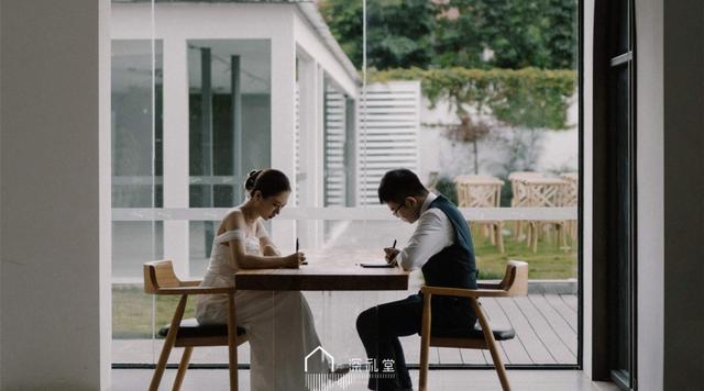 婚礼通知朋友圈怎么写，朋友圈的婚礼通知怎么写（朋友圈通知婚期推迟的原则和格式）