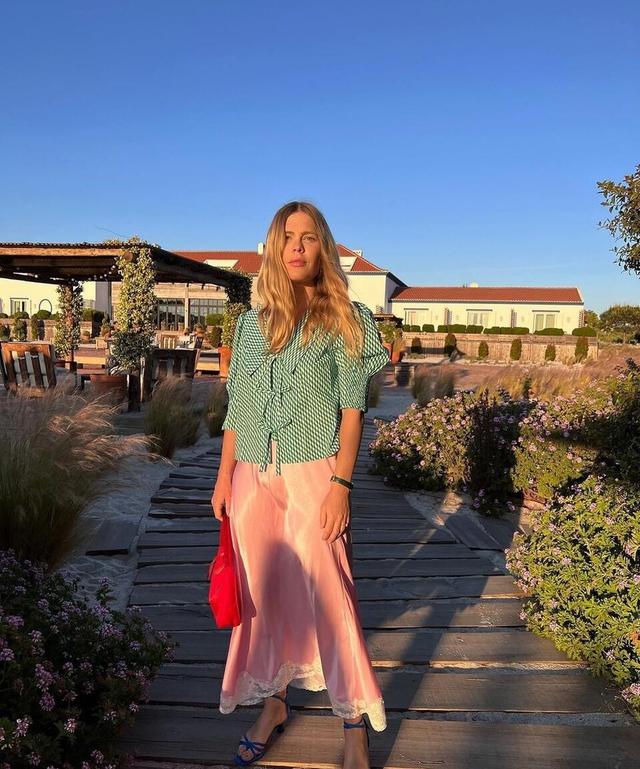 花衬衫怎么搭配，花衬衫怎么搭配好看女（今夏一定要试试短袖花衬衫）