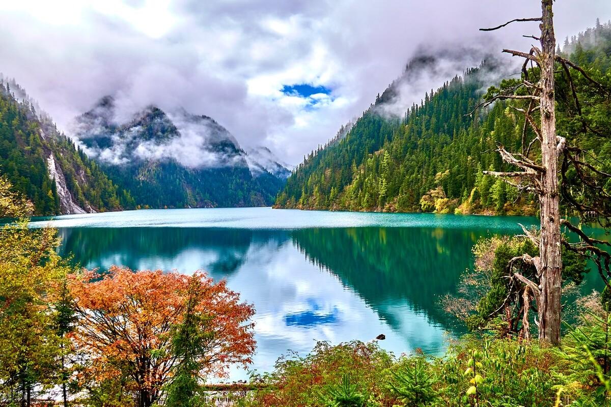 著名的长海是九寨沟中最深,最大的湖泊.