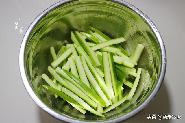 西葫芦要去籽吗，西葫芦还用去籽吗_葫芦需要去籽吗（正是吃这菜的好时候）