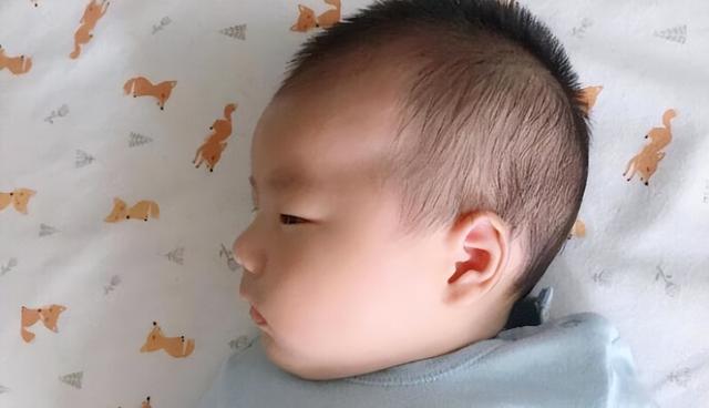 宝宝几个月头型就睡不过来了，婴儿几个月睡头型（婴儿常见的7个“异常”现象）