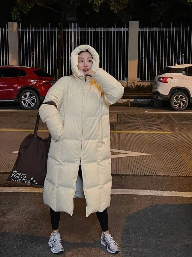 长款卫衣下面搭配什么，卫衣长款下身搭配图片（今年冬天长款羽绒服搭配这4款“下装”）