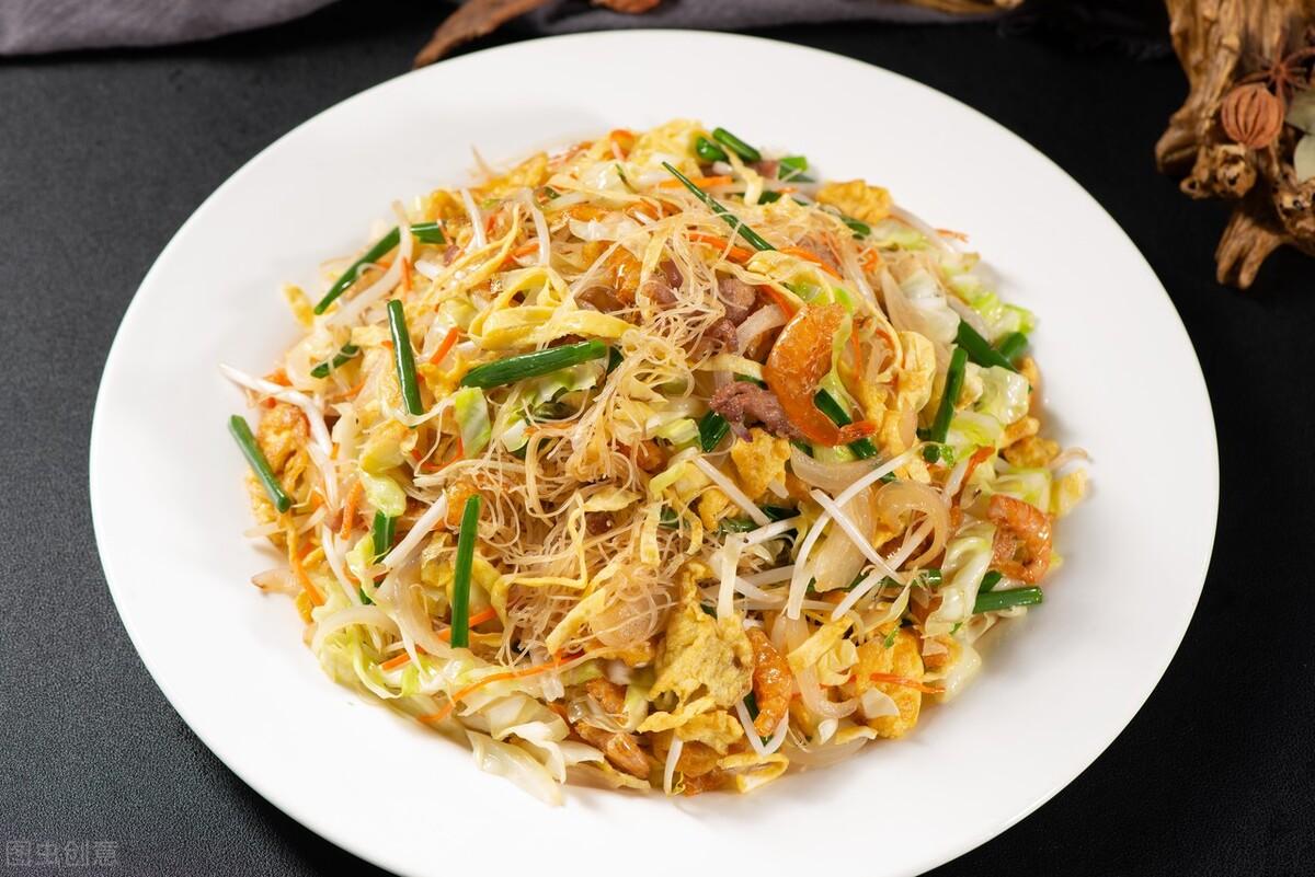 二十六,三鲜炒米粉材料:米粉200克,墨鱼块100克,虾仁,香菇丝,豌豆苗各