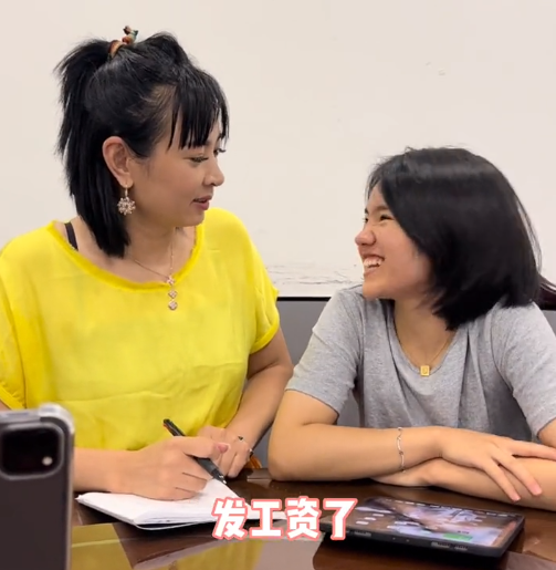 戴“名表”穿“名牌”？变形计李勒优被批忘本，崔晋现身霸气护妹