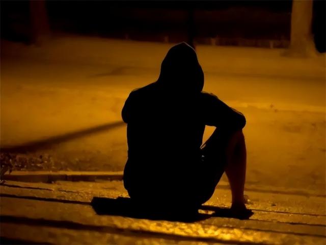 失恋伤感的句子，失恋后伤心绝望的句子说说心情短语每都那么让人崩溃（50条悲凄伤感的爱情文案）