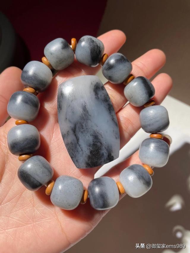 和田玉什么颜色最好，翡翠的价格一般在多少（和田玉选什么颜色最好）