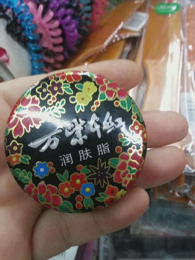 用什么牌子的护肤品好，女人用什么牌子的护肤品好（“丑但好用”成为流量密码）