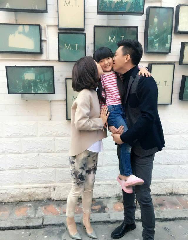 靳东老婆李佳个人简历（二婚嫁给初婚的靳东，高龄生子也幸福）