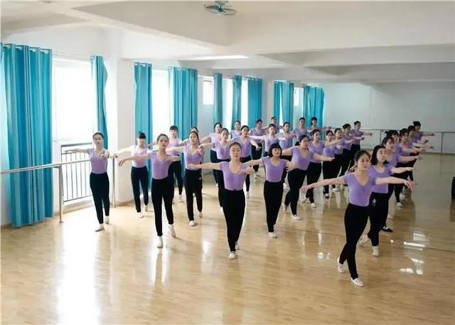 幼师一个月多少钱，幼师一个月最多工资是多少（幼师每月工资还不到2000）