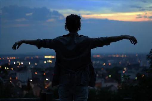 适合在深夜发朋友圈的句子，适合在深夜发朋友圈的句子孤独短句（适合孤独深夜发朋友圈走心的句子）