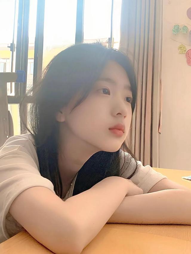 学生头像女生穿校服的微信，学生头像女生穿校服的（清爽干净学生女头像）