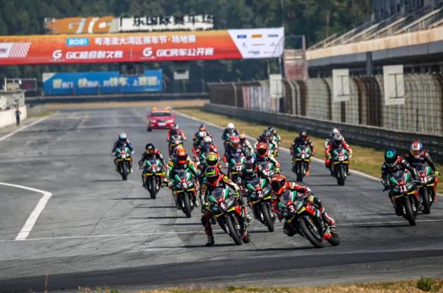 如何成为一名职业赛车手，怎么成为职业赛车手（原来普通人也可以成为专业车手）