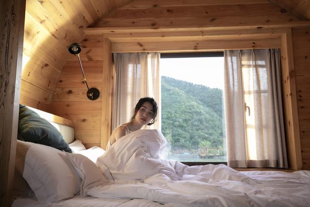 情侣最好不要住民宿，为什么情侣不要住民宿（睡进跑男同款湖景酒桶木屋）
