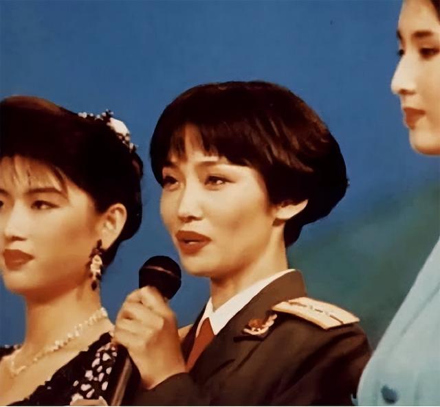 边梅为什么退役，pejing为什么退役（边梅：25岁成北京选美小姐）