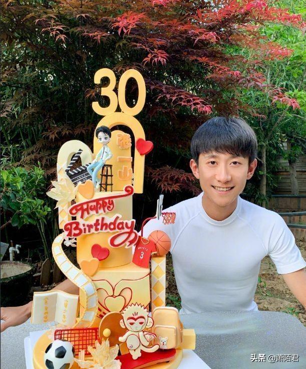 张一山杨紫是情侣吗，和杨紫合作过的十大男演员（张一山与美女同游三亚）