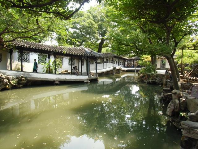 描述拙政园里的石舫，对拙政园的描写（金秋荷香——苏州拙政园<十>）